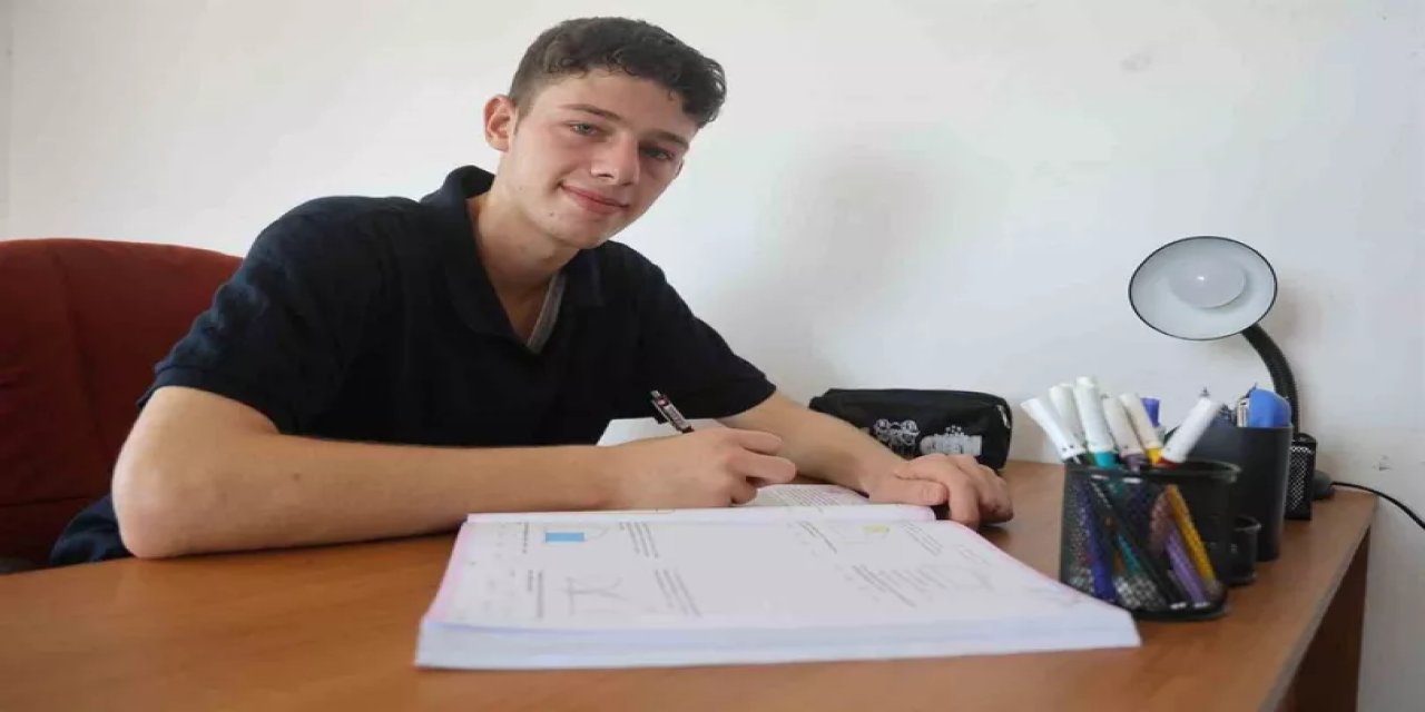 İdlib'den Hatay'a Gelen Münir, Depremin Ardından Tıp Fakültesine Yerleşti: Vatandaş Olmadığı İçin Bursa Başvuramıyor