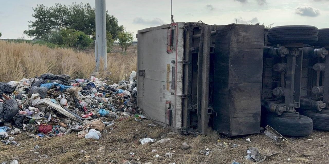 Adana'da TAG Otoyolu'nda Belediyeye Ait Atık Yüklü Tır Devrildi, Sürücü Yaralandı