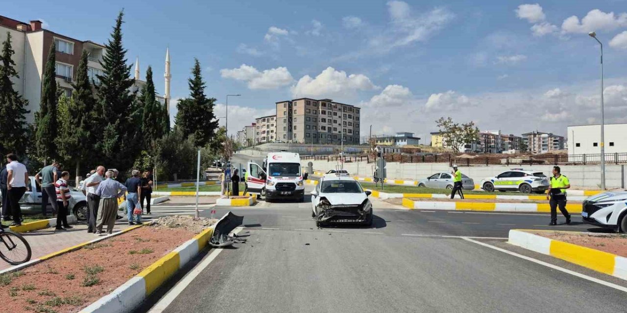 Adıyaman'da İki Otomobilin Çarpıştığı Akıllı Kavşak Kazasında 3 Kişi Yaralandı