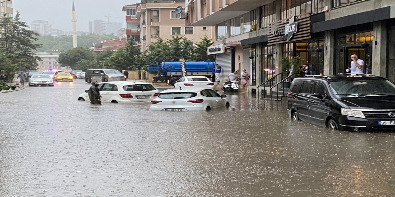 İstanbul'u Sağanak Vurdu! Yollar Göle Döndü, Sürücüler Mahsur Kaldı