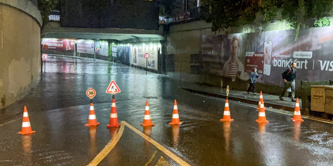 İstanbul'u Sağanak Esir Aldı! Alt Geçit Kapandı, Yollar Göle Döndü