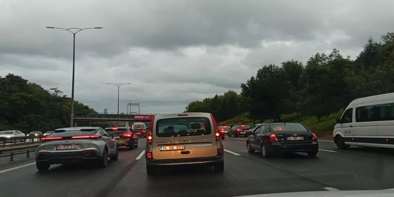 İstanbul'da Sağanağın Ardından Trafik Kilit