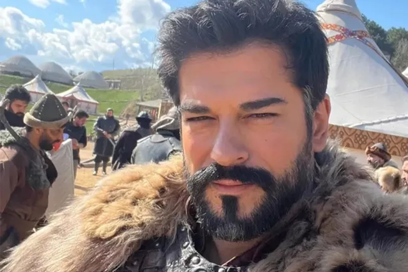 Burak Özçivit’ten Aile Pozu! Fahriye Evcen Ve Çocuklarıyla Objektif Karşısında
