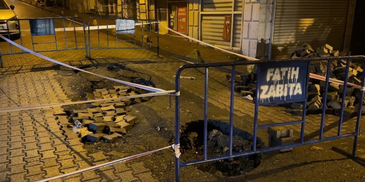İstanbul Fatih'te Sağanak Sonrası Çöken Yola Kamyon Ve Otomobil Düştü
