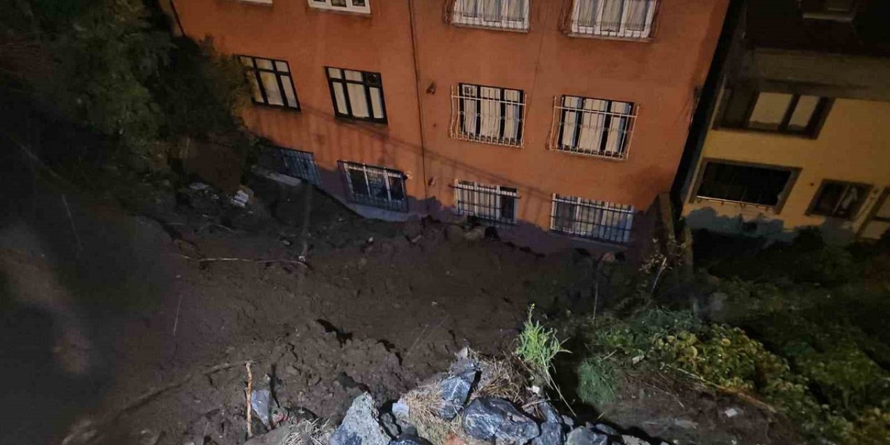 Eyüpsultan'da Toprak Kayması Nedeniyle Apartmandaki 25 Kişi Tedbiren Tahliye Edildi