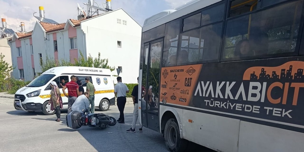 Erzincan'da Midibüsle Çarpışan Motosikletin Sürücüsü Yaralanarak Hastaneye Kaldırıldı.