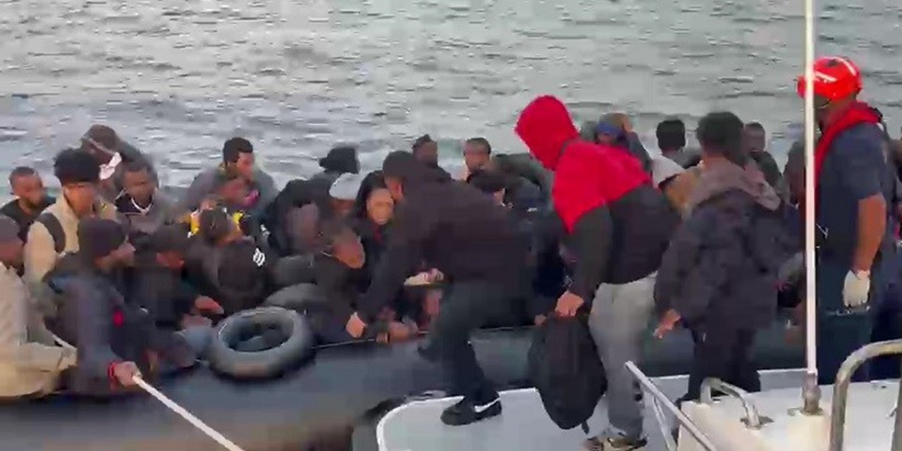 Didim Açıklarında Sahil Güvenlik Botu Lastik Bottaki 60 Düzensiz Göçmeni Durdurdu