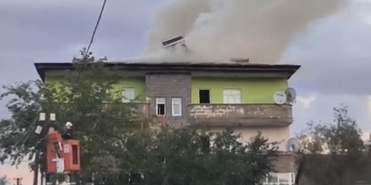 Yüksekova'da Apartman Deposundaki Yangın Daireye Sıçradı, Can Kaybı Yaşanmadı