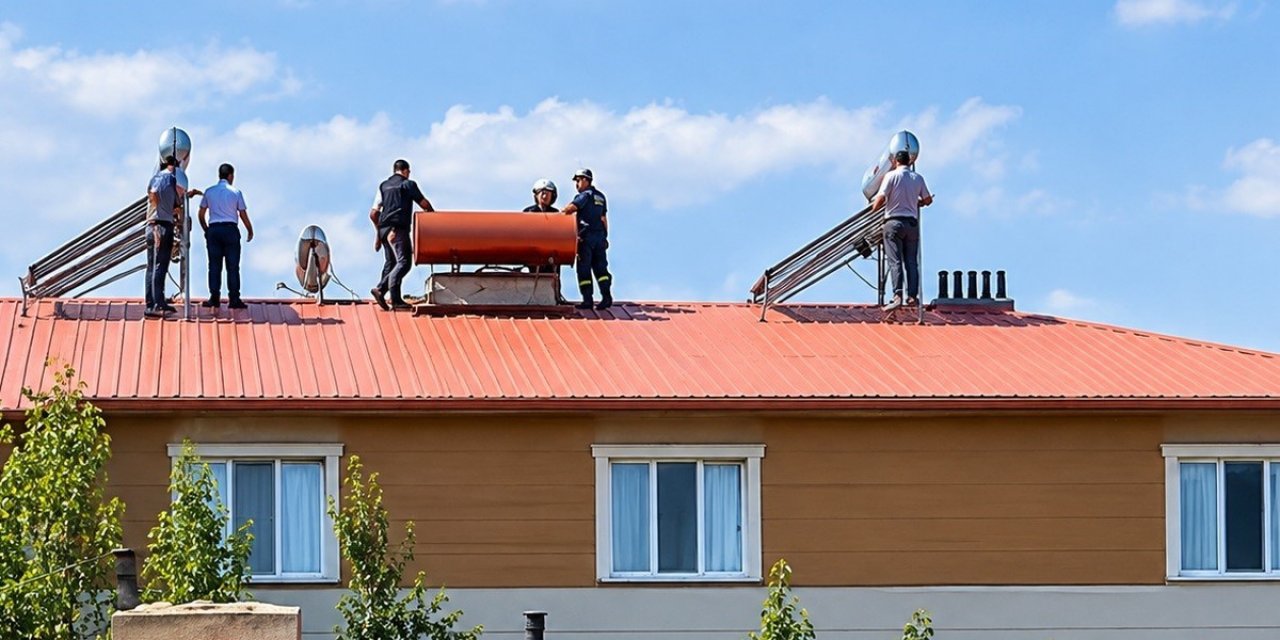 Erzincan Tercan'da Bunalımdaki Kişi Ekiplerin İknasıyla Çatıdan Aşağı İndirildi