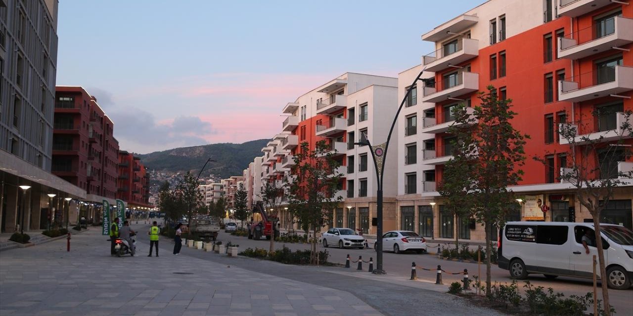 Depremlerde Yıkımın Yaşandığı Hatay'daki Atatürk Caddesi Yeni İş Yerleriyle Hareketlendi