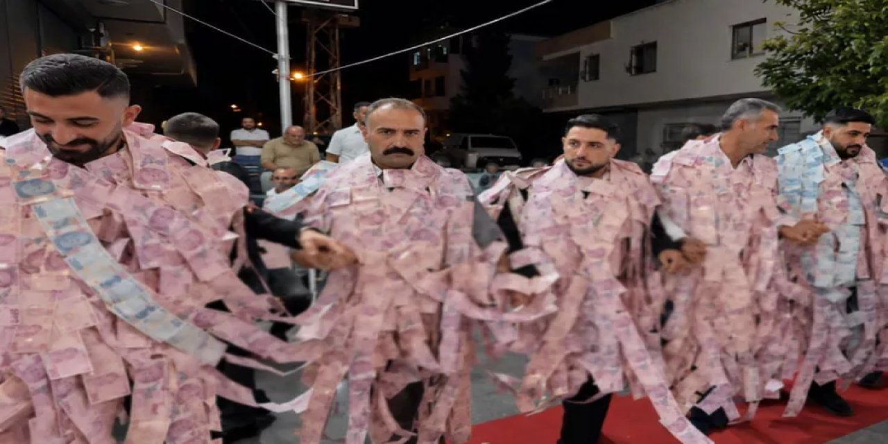 Görüntü Türkiye'den! Paraları Üzerlerine Dolayıp Halay Çektiler