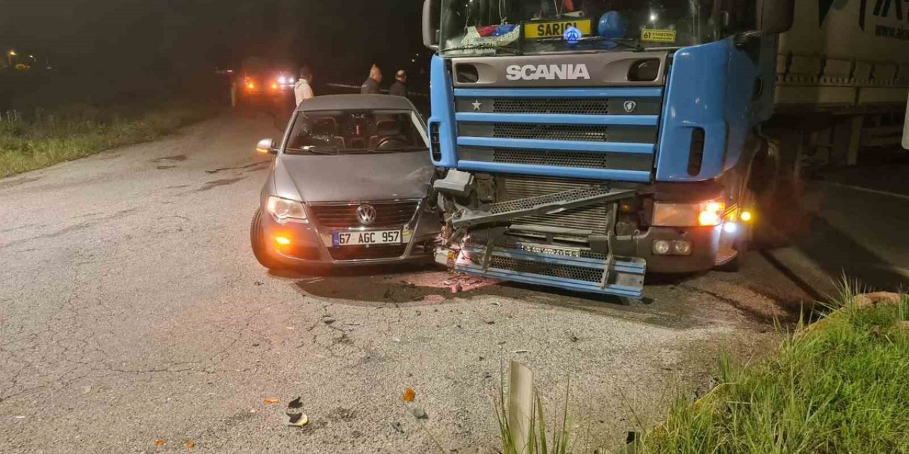 Zonguldak Çaycuma'da Ana Yola Çıkan Tır Otomobille Çarpıştı, Ölü Yaralı Yok