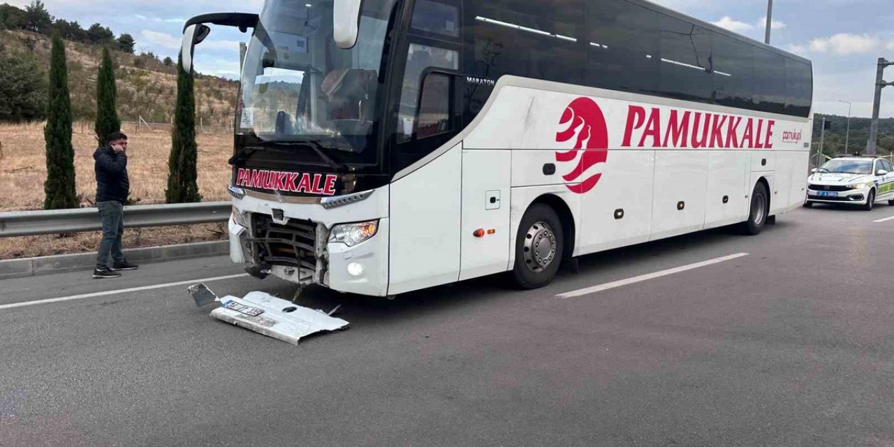 Çanakkale Ayvacık'ta Otobüsün Çarptığı Otomobilde 2 Kişi Öldü, 3 Köpek Telef Oldu