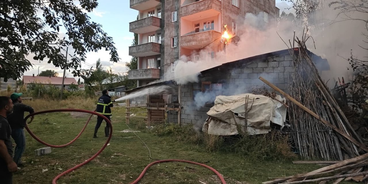 Muş'ta Tandır Yakılırken Odunlukta Çıkan Yangın Elektrik Direğine Sıçradı, İtfaiye Söndürdü