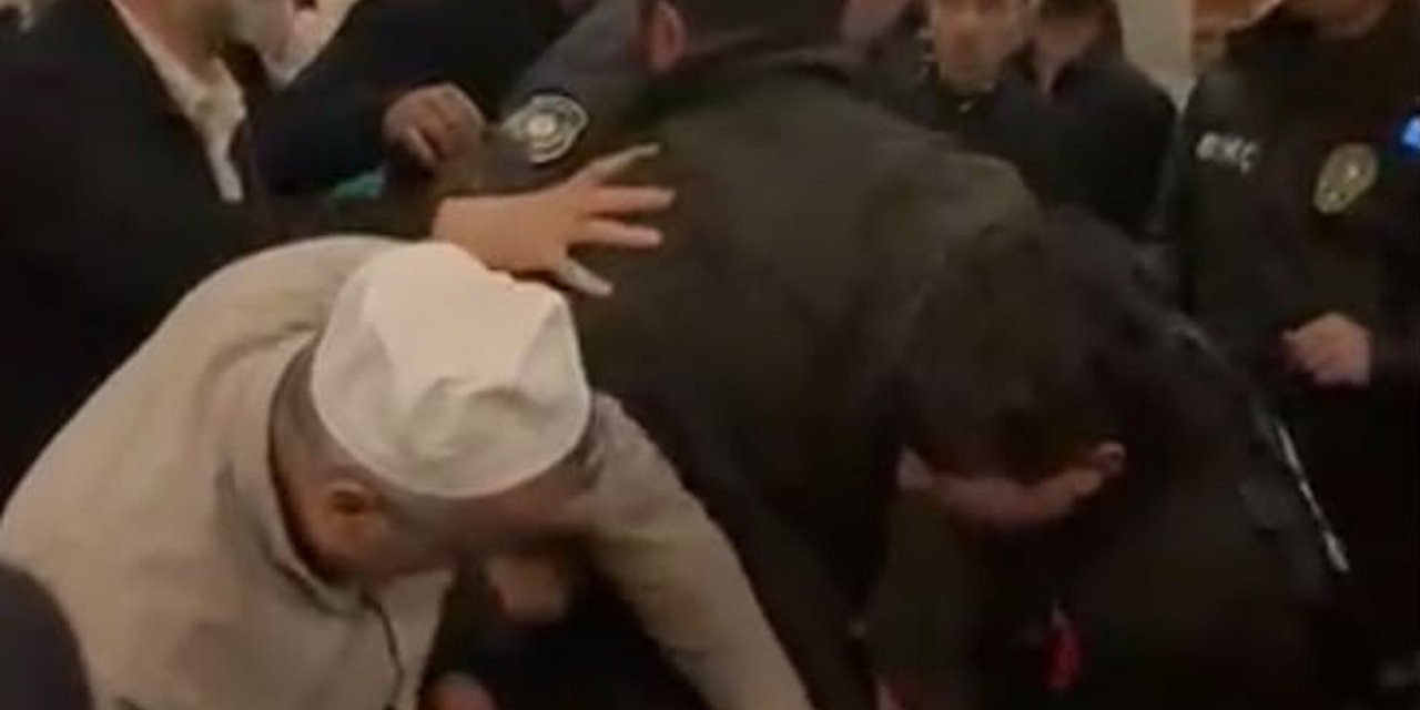 Eyüpsultan Camii'nde Kavgada Havaya 4 El Ateş Eden Şüpheli Gözaltına Alındı