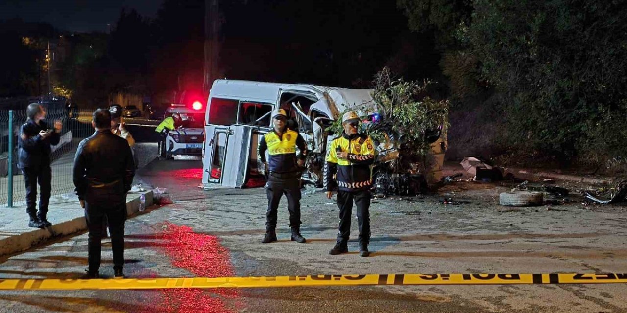 Karabük'te İşçi Servisi Elektrik Direğine Çarptı, 3'ü Ağır 6 Kişi Yaralandı.