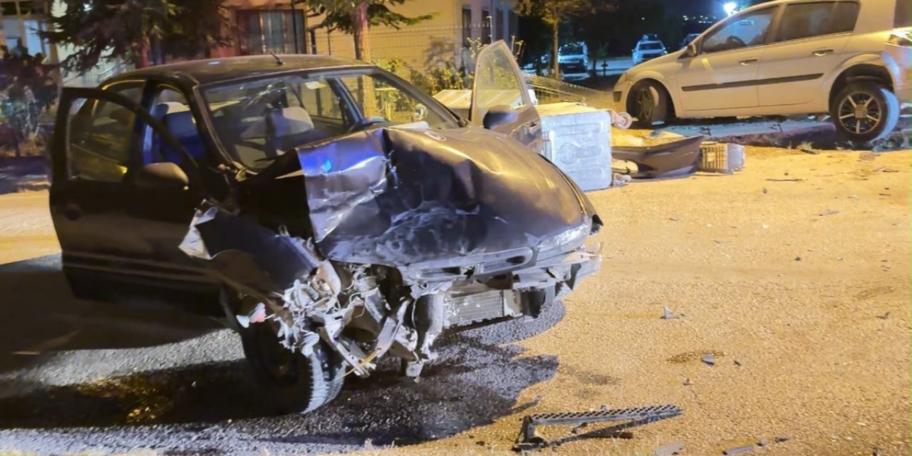 Edirne'de Kontrolden Çıkan Otomobil Parktaki Araca Çarptı, Konteynerleri Sürükledi