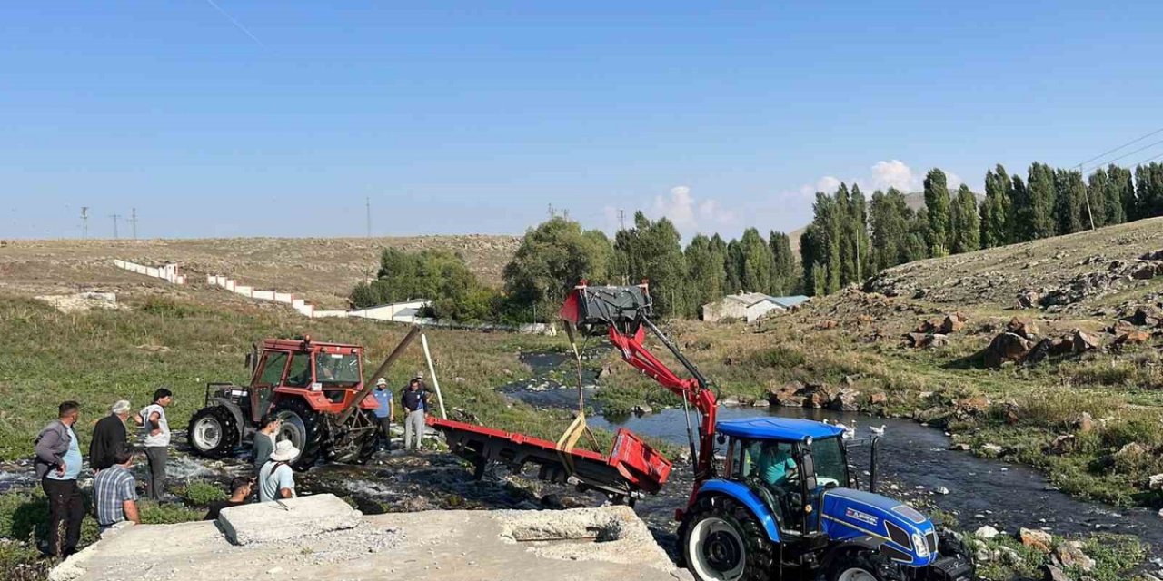 Kars'ta Kürekdere Köylüleri Dereye Düşen Römorku 4 Saatlik İmeceyle Çıkardı