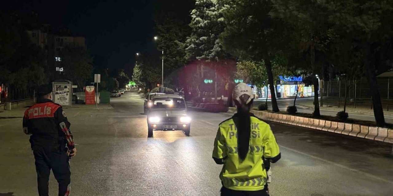 Aydın'da Polis Huzur Uygulamalarıyla Şüpheli Araç Ve Şahısları Denetliyor