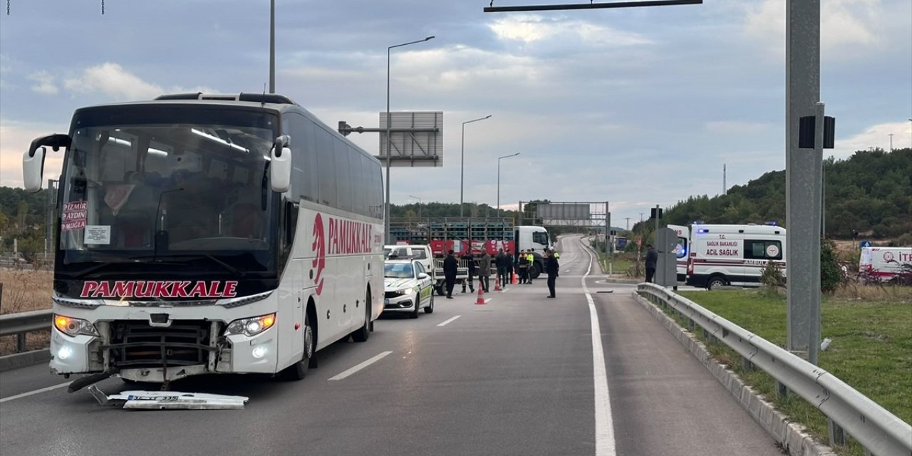 Çanakkale Ayvacık'ta Yolcu Otobüsü Kavşaktan Dönen Otomobille Çarpıştı, 2 Kişi Öldü