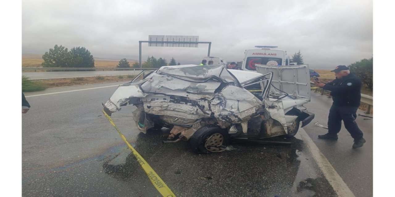 Eskişehir'de Feci Kaza: Tır'ın Çarptığı Otomobilde 2 Kişi Hayatını Kaybetti