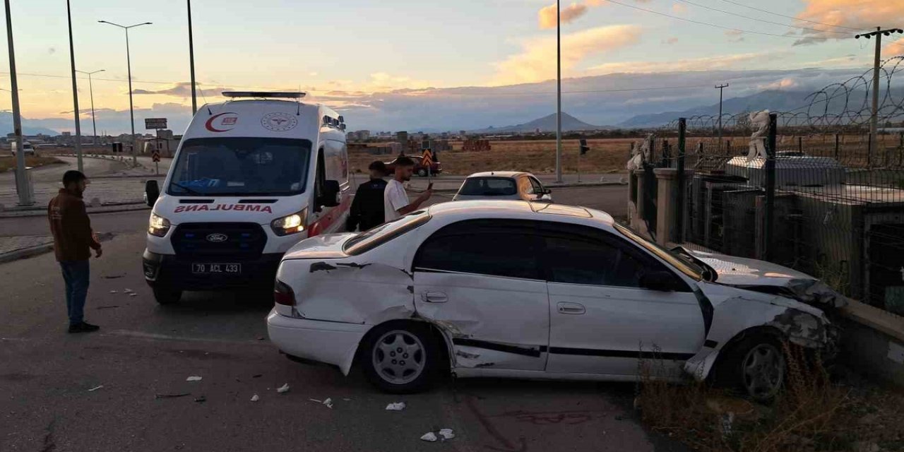 Karaman'da Kavşakta Çarpışan İki Otomobilde 3 Kişi Yaralandı, Kamera O Anı Kaydetti