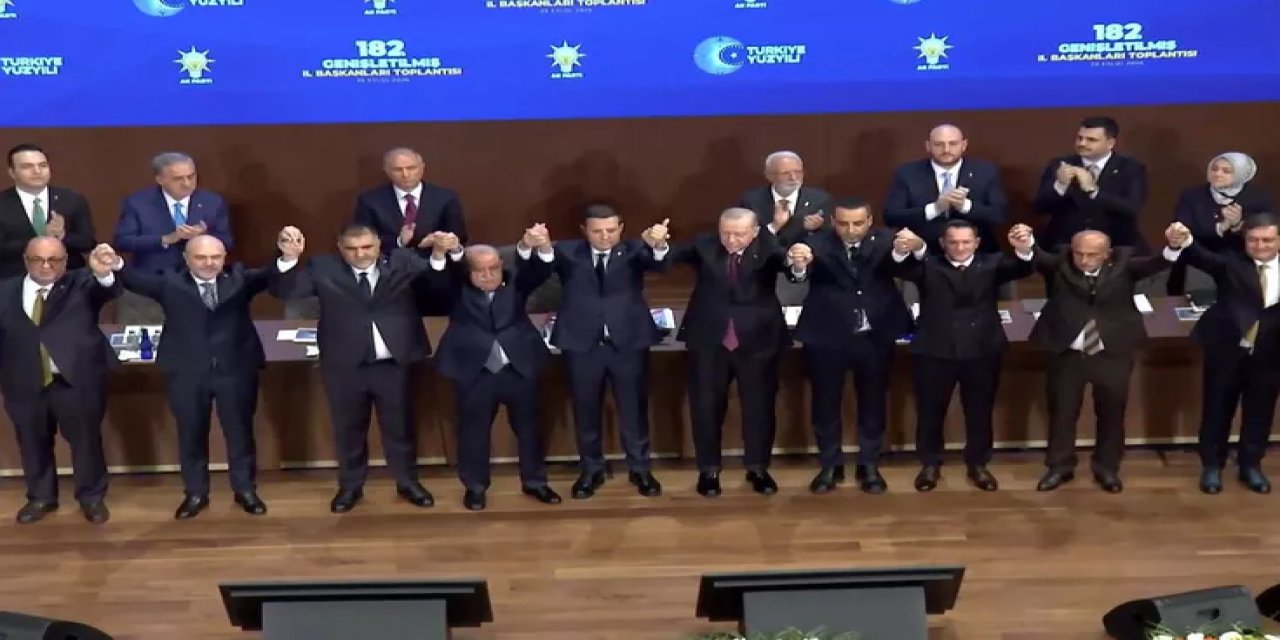 Cumhurbaşkanı Erdoğan, AK Parti'ye Yeni Katılan Belediye Başkanlarına Rozetlerini Taktı