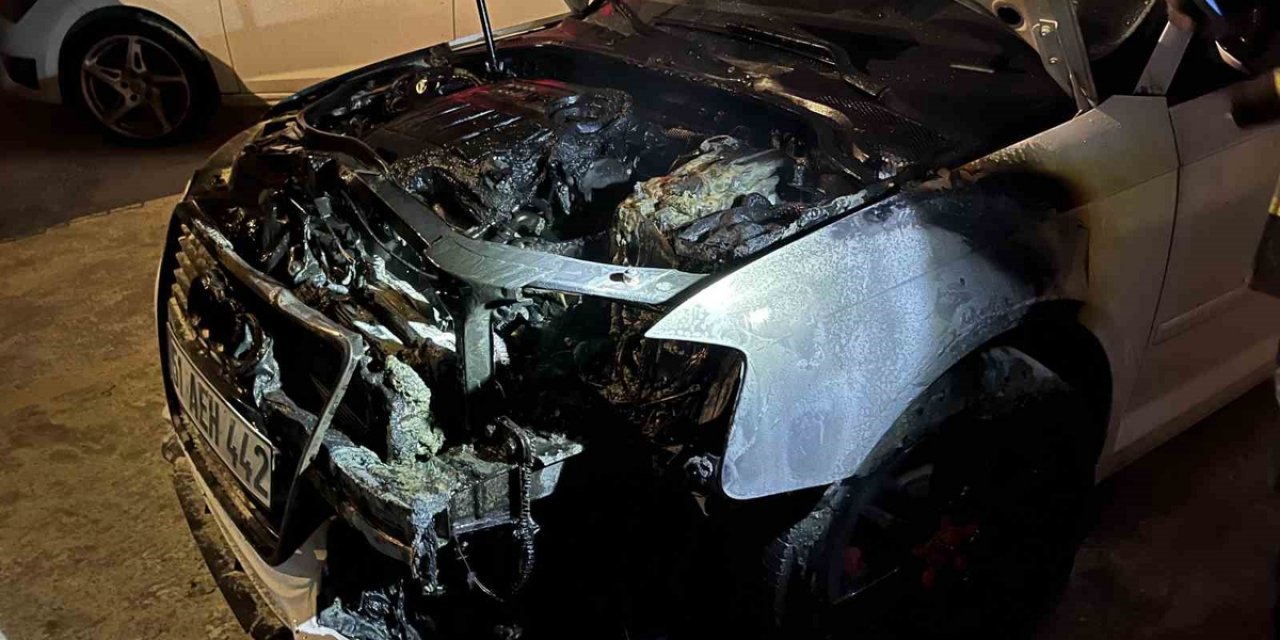 Niğde Sarıköprü'de Site Otoparkındaki Otomobilde Yangın Çıktı, İtfaiye Söndürdü