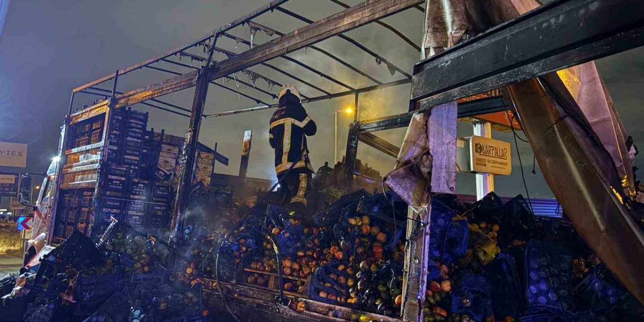 Mersin'den Kayseri'ye Gelen Kamyonun Kasasındaki Yangın Güçlükle Söndürüldü