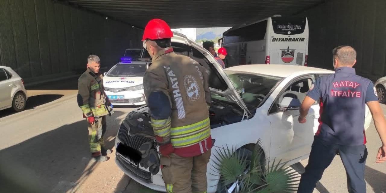 Hatay İskenderun Dumlupınar'da Yan Yatan Otomobildeki 2 Kişi Yaralandı