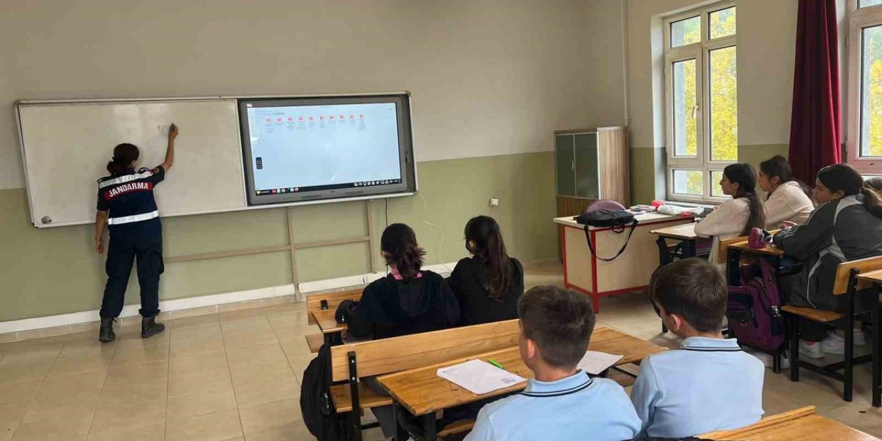 Bilecik'te Jandarma, Merkez Ve Osmaneli Okullarında Siber Güvenlik Eğitimi Verdi