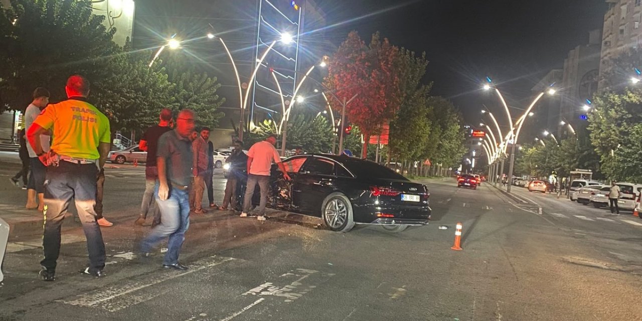 Batman'da Turgut Özal Caddesi'nde Çarpışan İki Otomobilde 2 Kişi Yaralandı