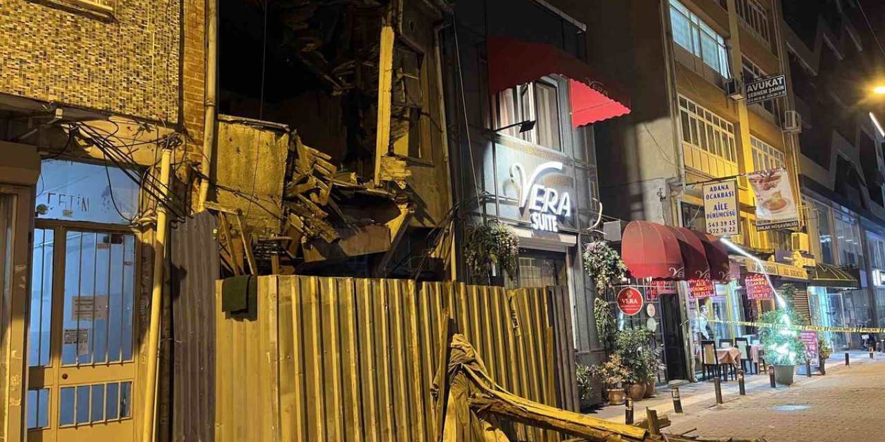 Bakırköy'de Metruk Binanın Üst Katı Çöktü, O An Cep Telefonu Kamerasına Yansıdı