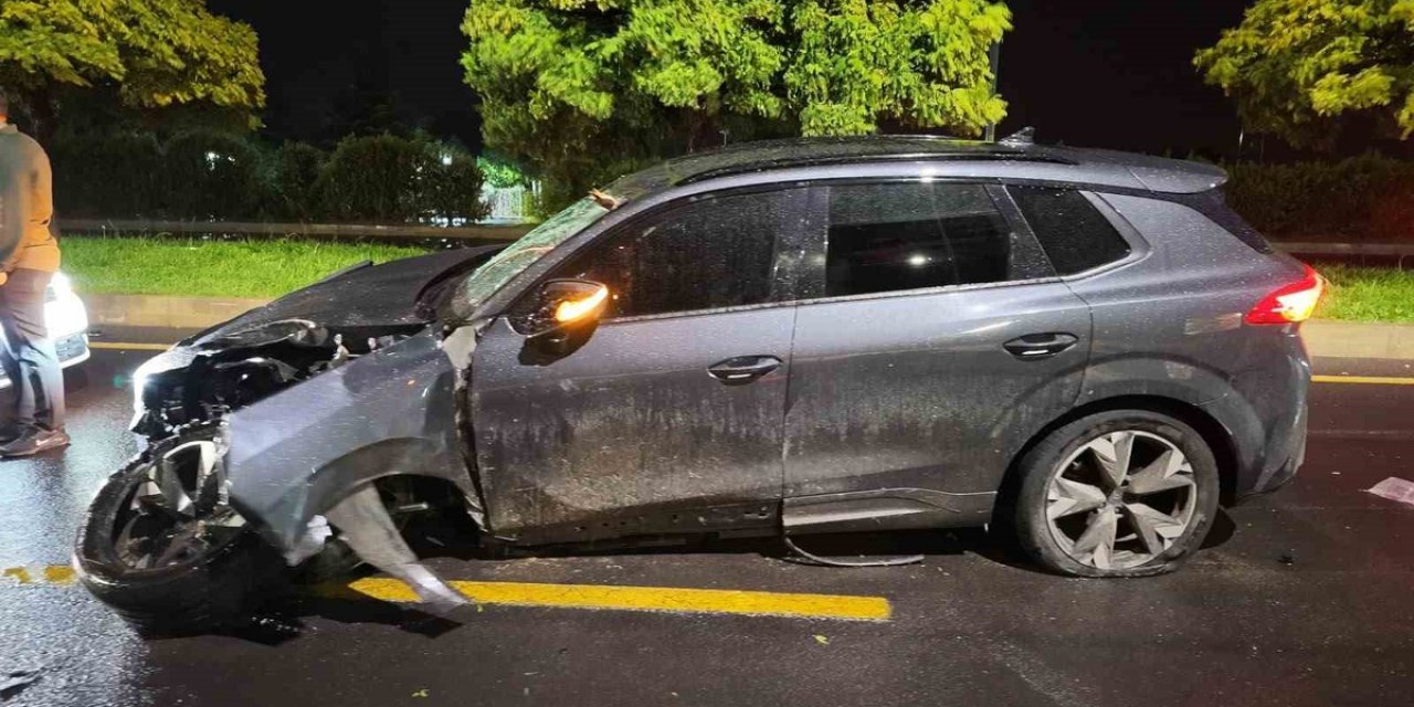 Niğde-Bor Karayolu'nda Refüje Çıkan SUV Ağaca Çarptı, Kazada Yaralanan Olmadı