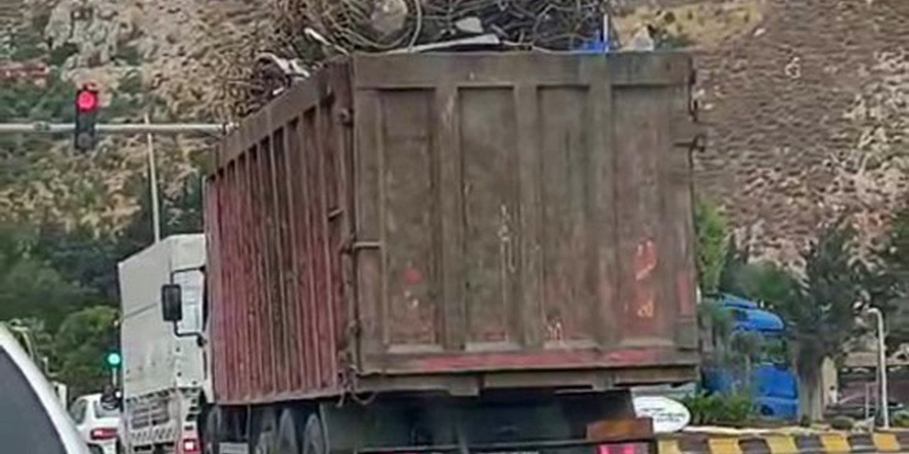 Hatay'da Dorseden Taşan Hurda Demir Yüzünden Tır Sürücüsüne 3 Bin TL Ceza Verildi
