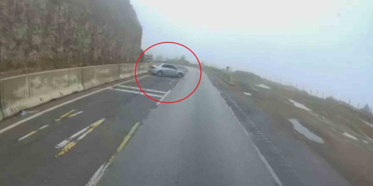 Hatay'da Kontrolden Çıkan Otomobil Refüje Çarptı, Kaza Anı Tır Kamerasına Yansıdı