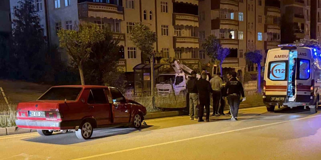 Sinop Boyabat'ta Ağaca Çarpan Otomobilde Yolcu Olarak Bulunan 1 Kişi Yaralandı