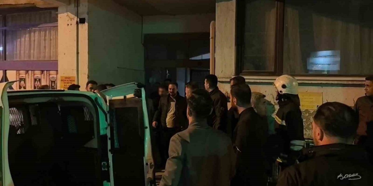 Erzurum Yakutiye'de Firari, Eşinin İknasıyla Çatıdan Yaralı İndirildi Ve Gözaltına Alındı