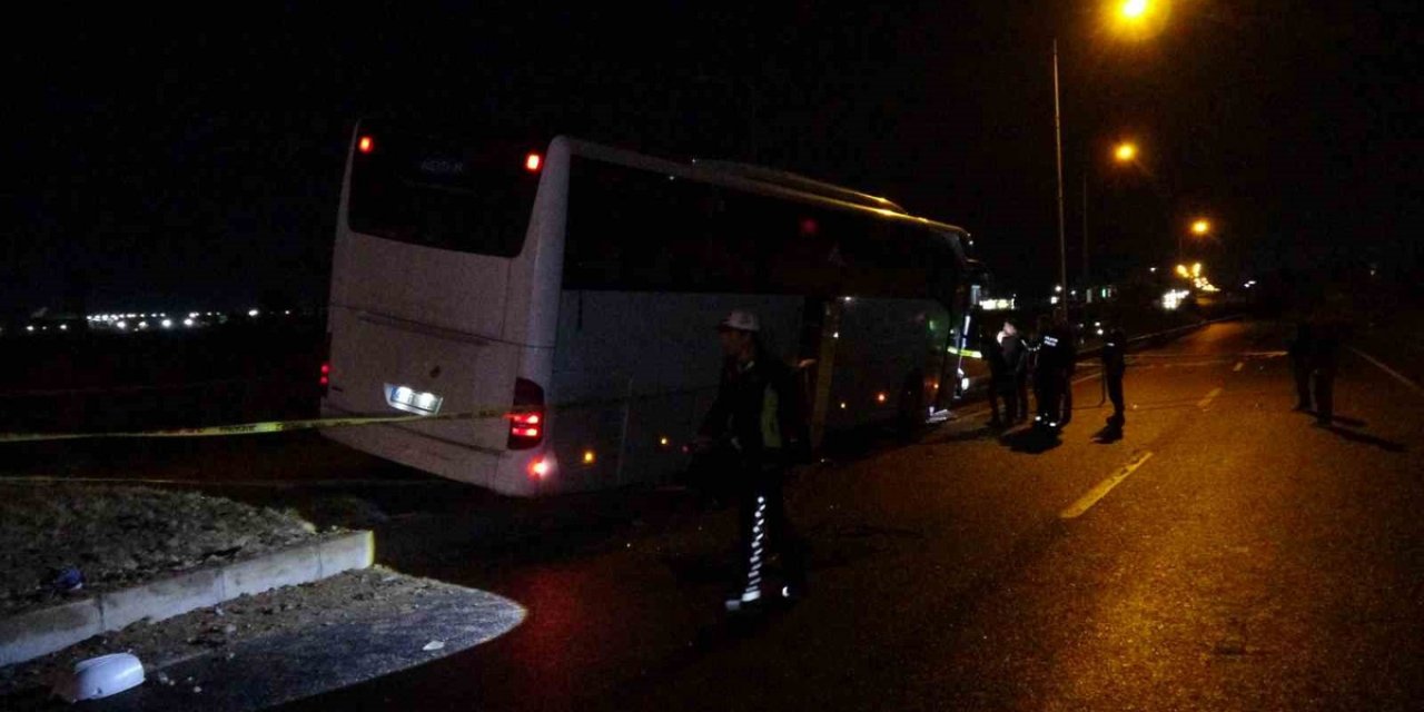 Malatya Yeşilyurt'ta Otobüsle Hafif Ticari Araç Çarpıştı, 2 Öldü, 1'i Ağır 3 Yaralandı