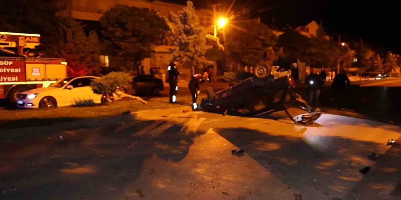 Nevşehir'de İki Araç Yarış İddiasıyla Dönüş Yapan Otomobile Çarptı, 6 Kişi Yaralandı