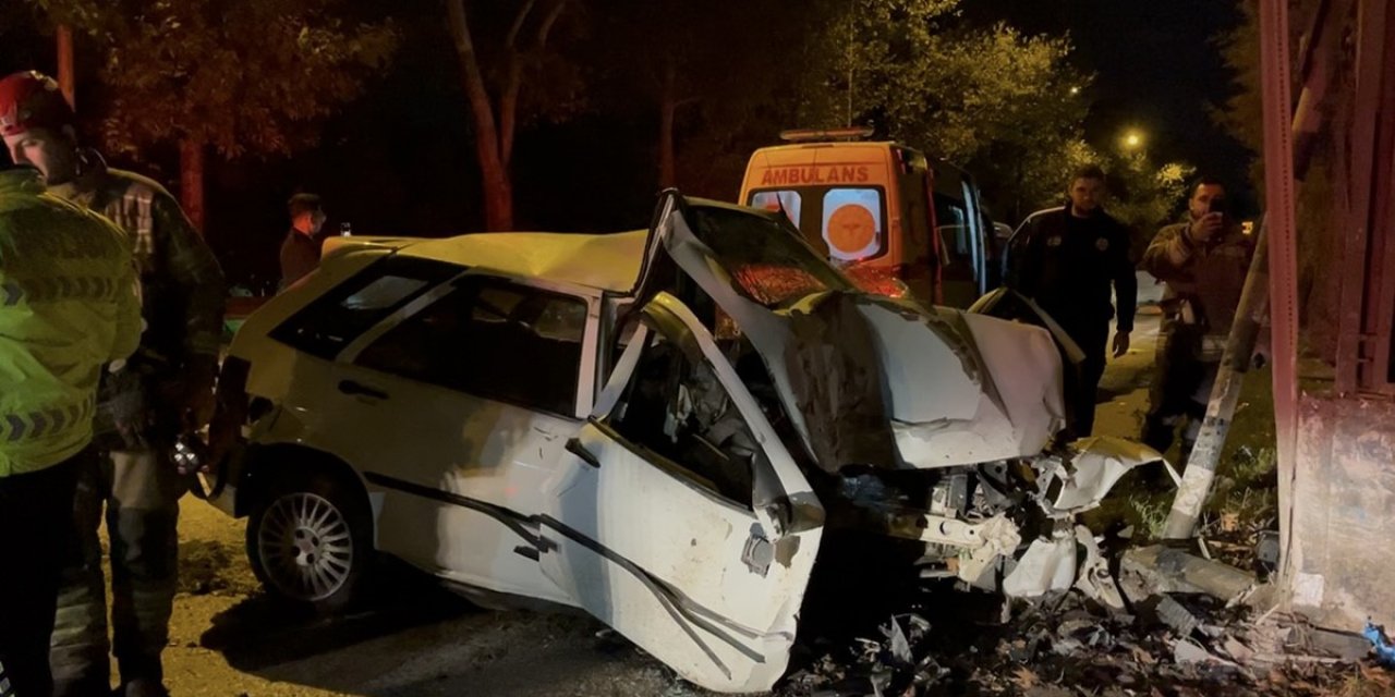 Bursa Osmangazi'de Duvara Çarpan Otomobilde Sıkışan Sürücüyü İtfaiye Kurtardı