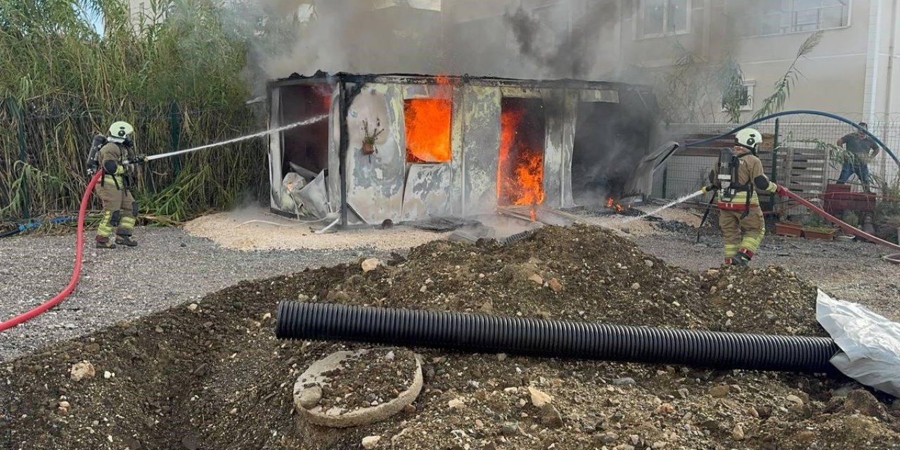 Hatay Defne'de Vatandaşlara Ait Bireysel Konteyner Yanarak Kullanılmaz Hale Geldi