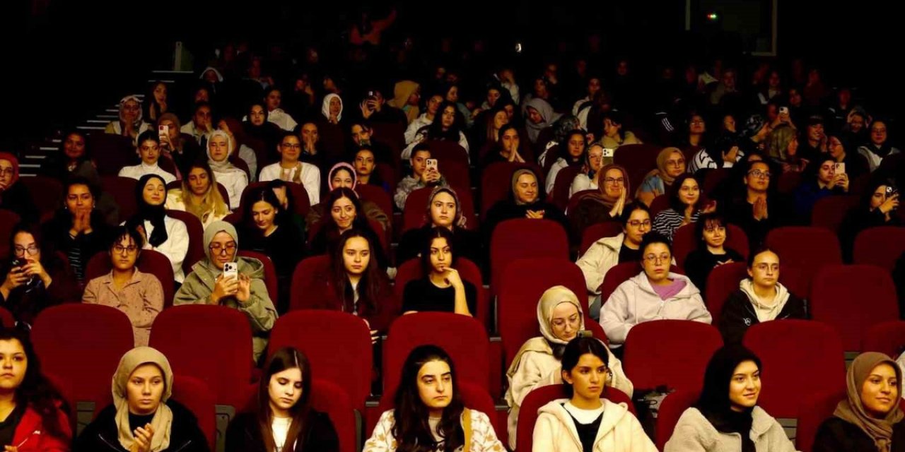 Halk Şairi Neşet İçöz, Bilecik'te Neşet Ertaş Anma Programında Türküleri Seslendirdi