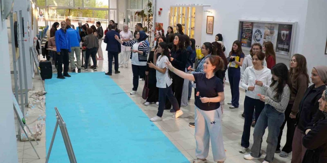Manisa'da Yurtlarda Kalan Gençler Dart Turnuvası Ve Ebru Etkinliğine Katıldı