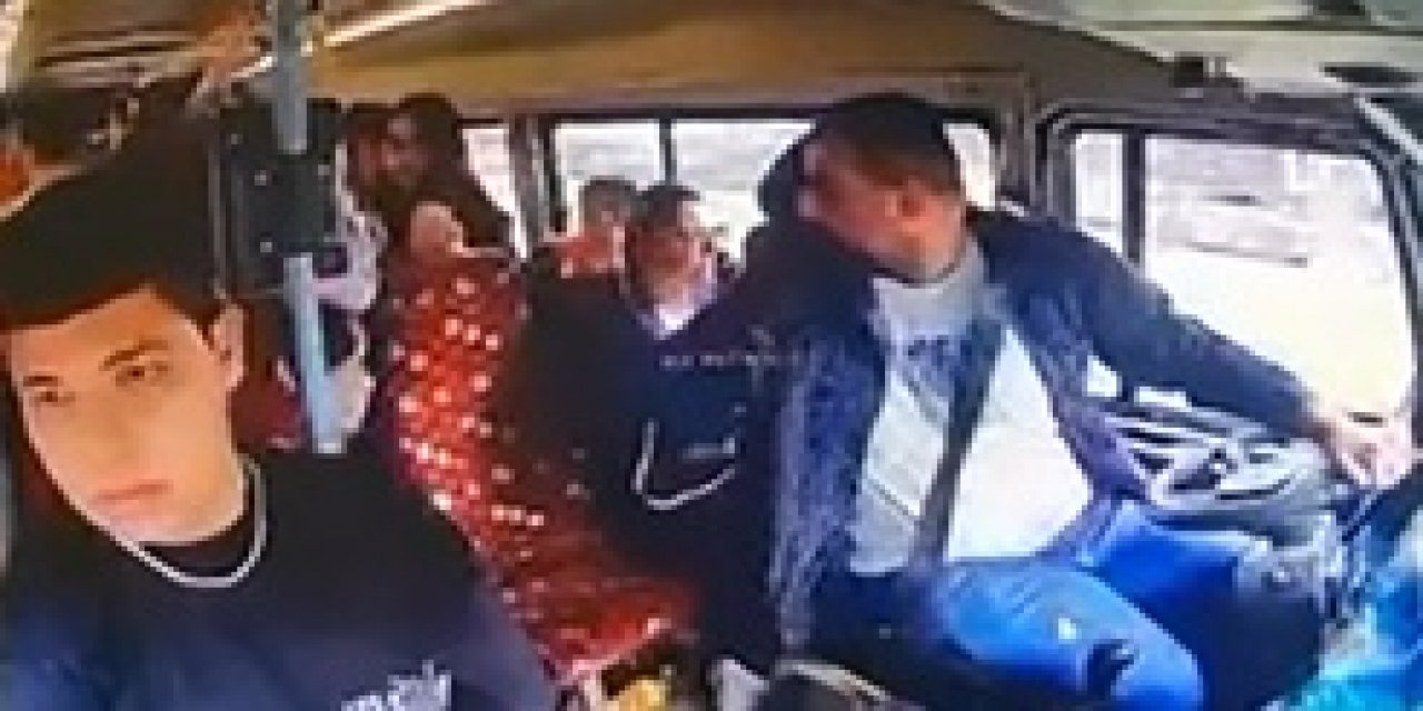 Yüreğir'de Minibüs Dolmuşa Çarptı: Şoför O Sırada Yolcularla Konuşuyordu