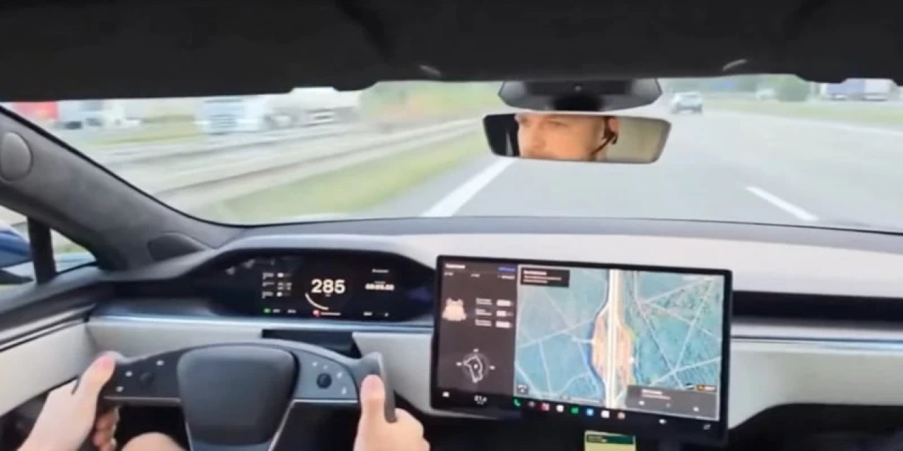 Almanya'da Saatte 285 Kilometre Hızla Giden Tesla'nın Lastiği Patladı
