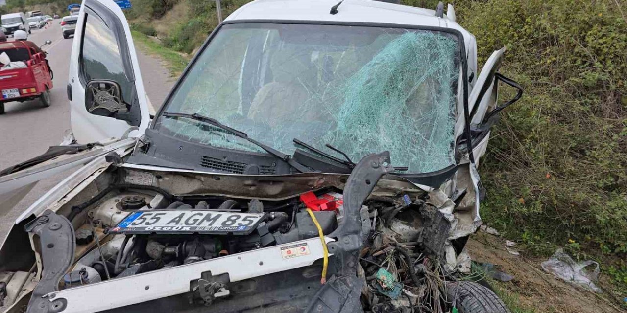 Samsun Vezirköprü'de Hafif Ticari Araç Otomobille Çarpıştı, 1'i Ağır 2 Kişi Yaralandı