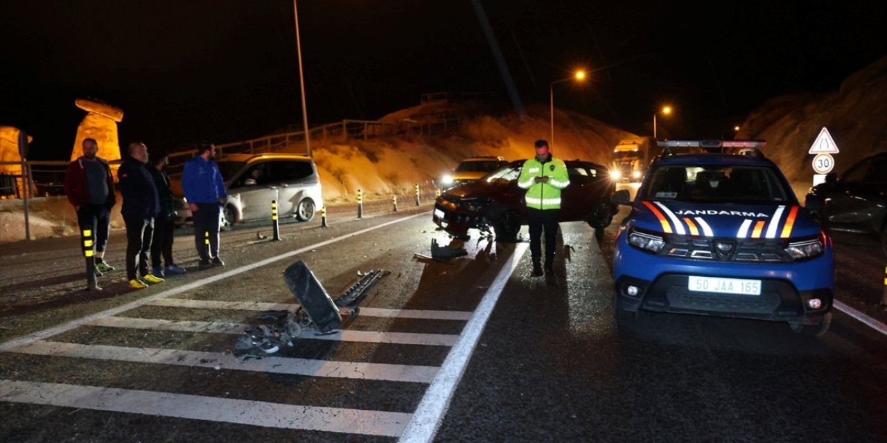 Nevşehir Ürgüp'te İki Otomobil Çarpıştı, 3'ü Çinli Turist 5 Kişi Yaralandı.