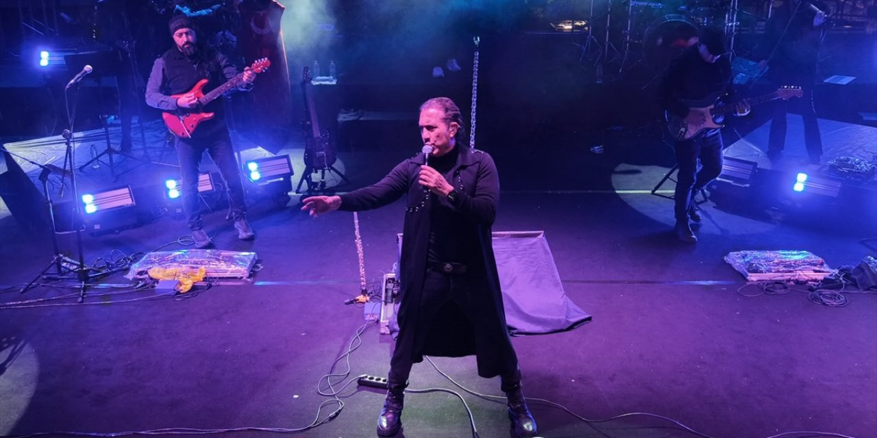Kıraç, Niğde'deki 6. Gastronomi Festivali Konserinde Sevenleriyle Buluştu