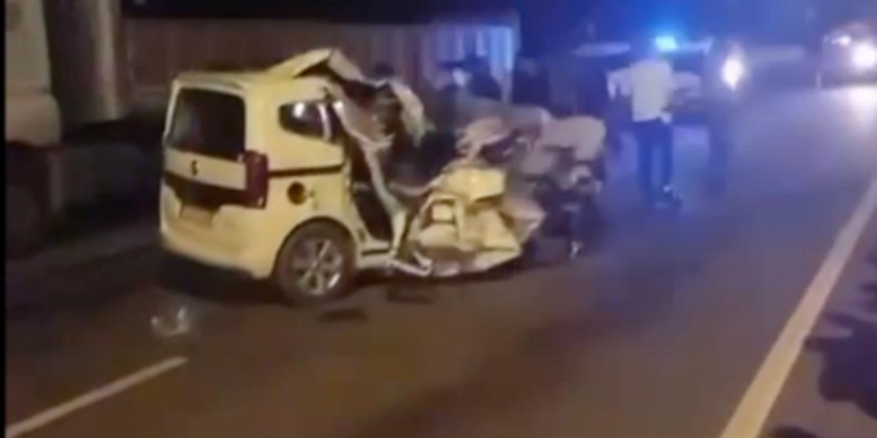 Mardin Midyat'ta Duran Tır'a Çarpan Araçtaki 2'si Çocuk 6 Kişi Ağır Yaralandı